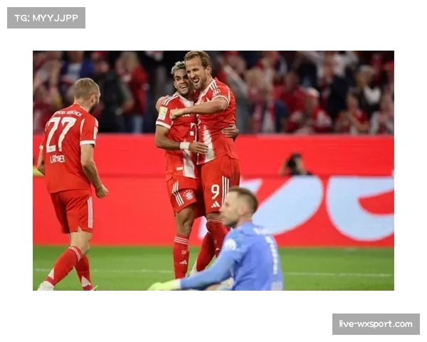 终场哨响，拜仁球员相拥庆祝关键三分